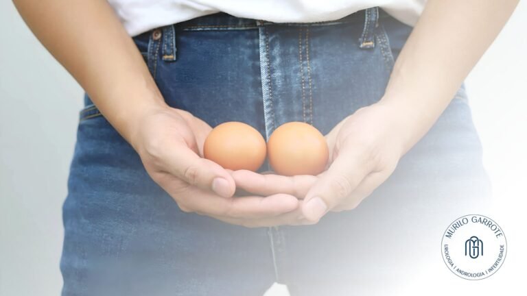 Homem segurando dois ovos em suas mãos, simbolizando a saúde testicular e a fertilidade masculina.