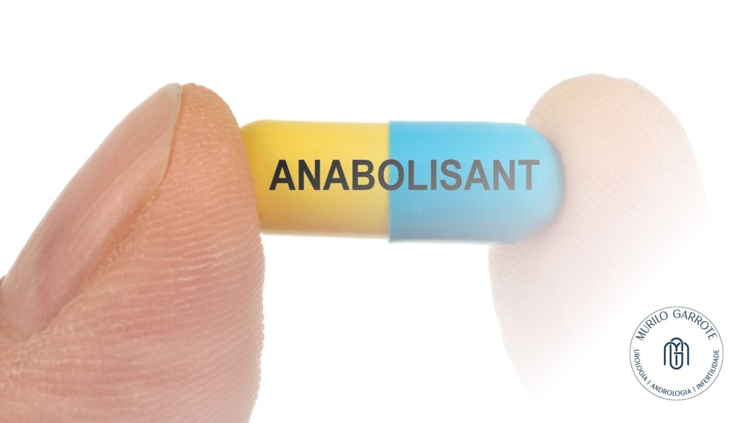 Close-up de uma cápsula bicolor (amarela e azul) com a palavra "ANABOLISANT" escrita nela, segurada entre dois dedos.